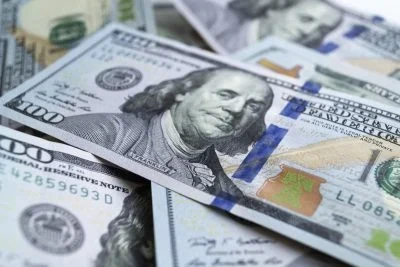 Скільки коштуватимуть 100 доларів до 19 квітня: новий прогноз банкіра