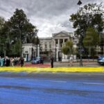 У Варшаві пофарбували асфальт біля посольства Росії в кольори прапора України. Фото та відео