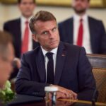 “Хай Макрон бере каску і сам їде до України”. Між двома країнами ЄС назріває скандал