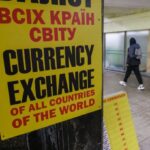 Долар іде вгору, євро дешевшає: які курси в обмінниках