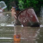Потоки води “змивали” авто: у Мексиці через сильні зливи загинули десятки людей. Відео