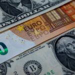 НБУ знову підняв курс долара на 10 копійок